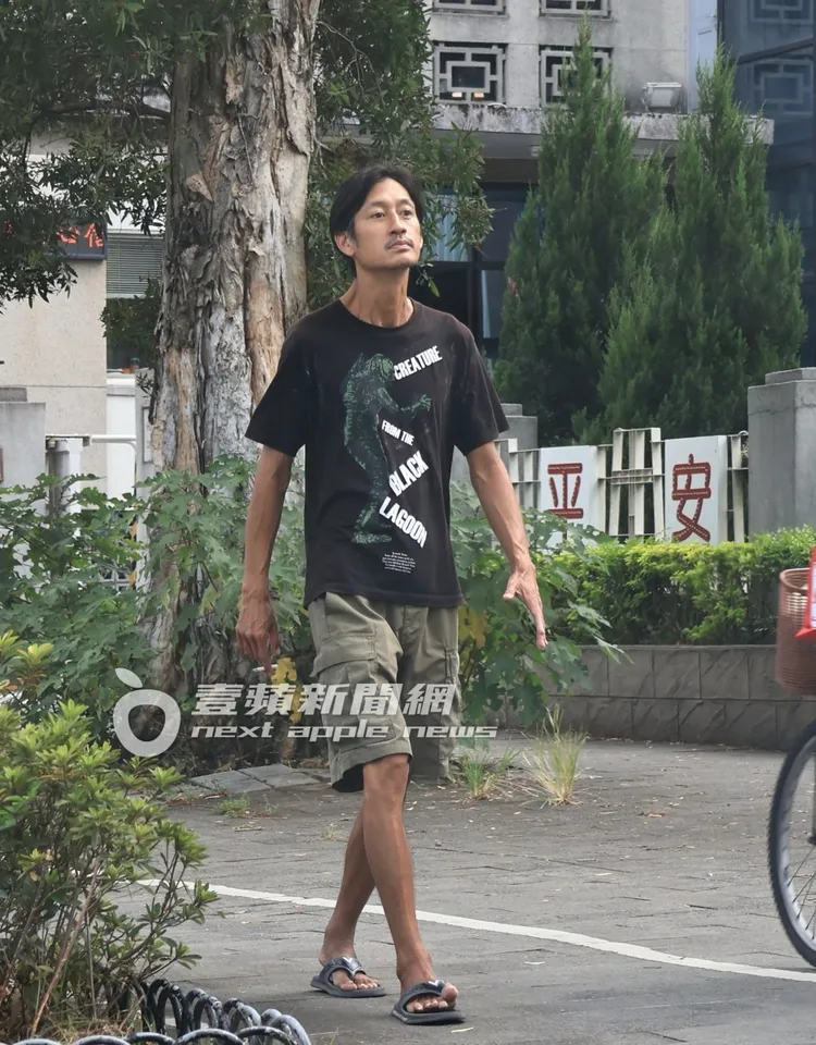 唐治平邊走邊做點頭運動。特勤中心攝