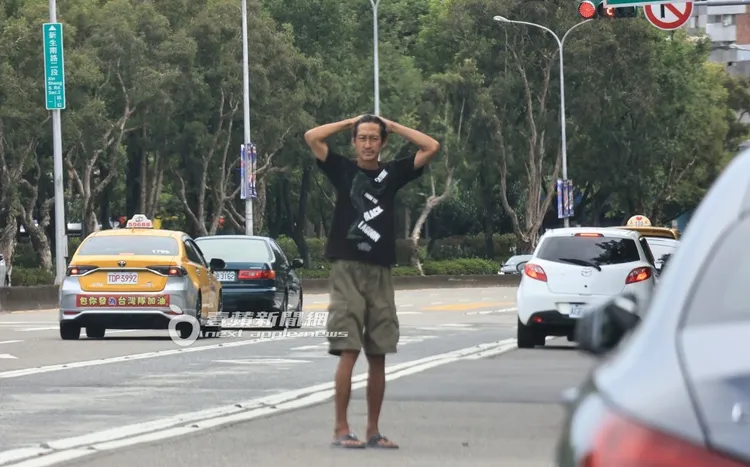 唐治平突然闖入車道，危及自身及機車騎士的安全。特勤中心攝