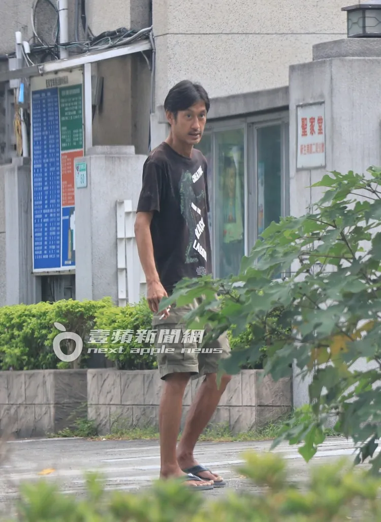 唐治平香菸不離身。特勤中心攝