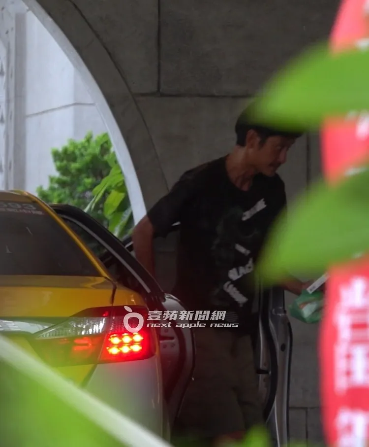 唐治平搭計程車返回清真寺。特勤中心攝