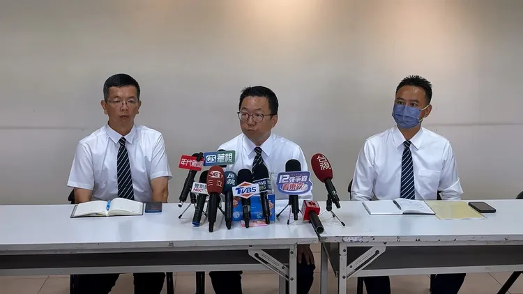 巨業客運董事長室發言人韓洪開（中）說明過程。民眾提供