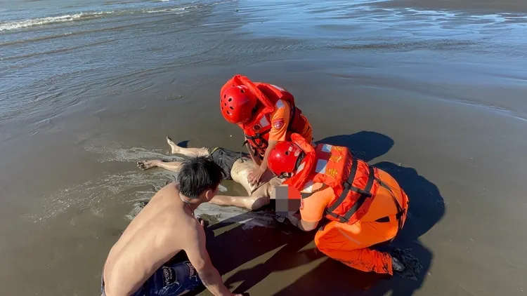 海巡人員CPR急救。海巡署提供