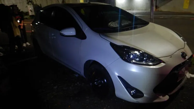 肇事汽車輪胎破裂。翻攝畫面