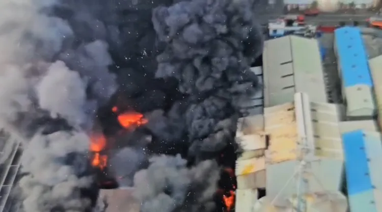 農藥工廠堆放有機溶劑，廠房全面燃燒，還頻頻傳出爆炸聲。民眾提供