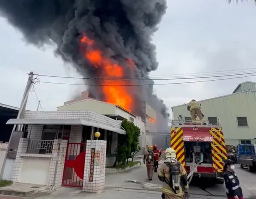台南新營工廠全面燃燒 爆炸聲頻傳!濃煙密佈畫面駭人