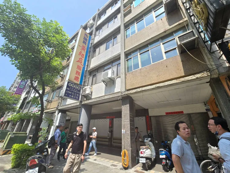 黃紹庭服務處26日遭檢調搜索。翻攝畫面