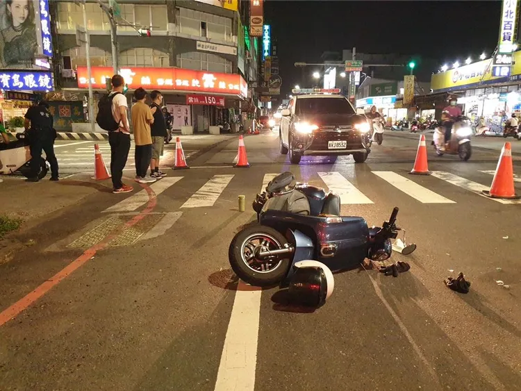 昨天晚間南區健康路、西門路口發生死亡車禍，轎車右轉時輾過直行機車，女騎士送醫不治。民眾提供