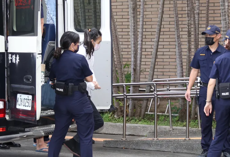 妹妹劉若琳今天下午從看守所被押解到北院。莊宗達攝