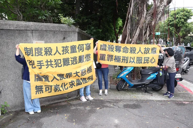 不滿的媽媽們到場拉起布條，盼重判、嚴懲這對可惡的保母姊妹花。莊宗達攝