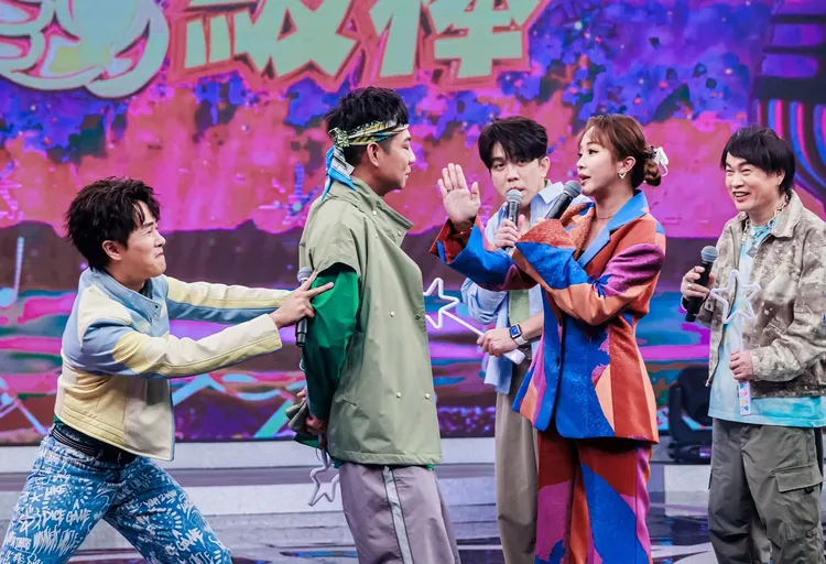 賴慧如上《綜藝一級棒》示範「呼巴掌」。中視提供