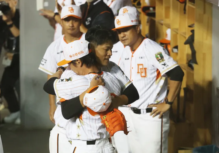 高志綱擁抱潘威倫。 中央社