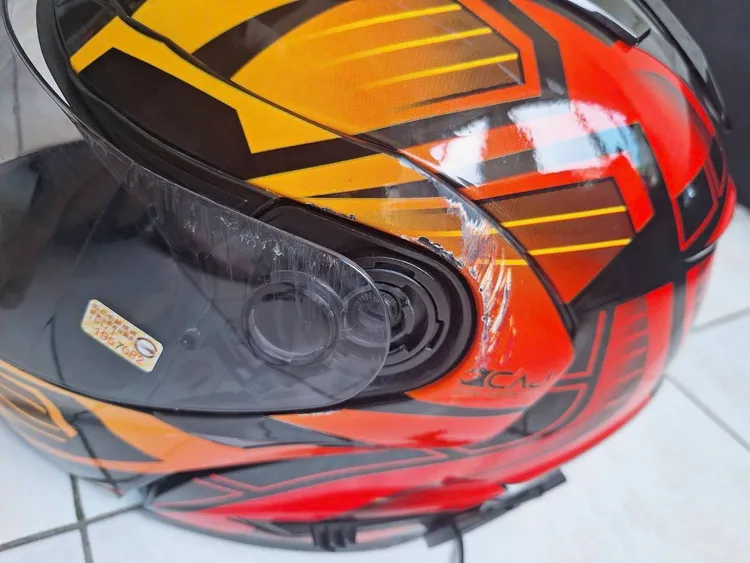 騎士被砍的安全帽。警方提供