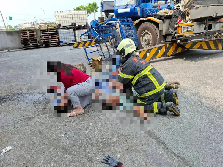 吊車因超載導致吊籃墜落，造成4名工人3死1重傷。民眾提供