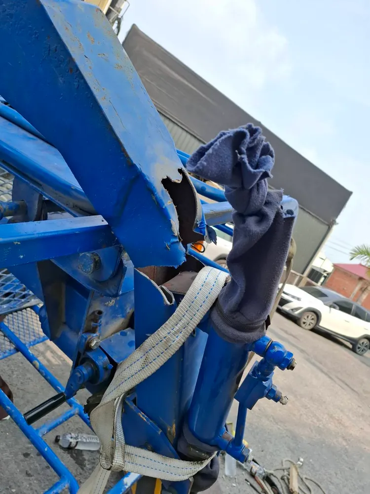 吊車搭載設備因過重，造成固定桿斷裂而釀禍。民眾提供