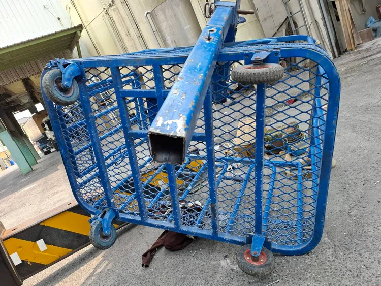 原本只能搭載2人的吊籃，一次擠進4人，超重導致吊籃斷裂墜落地面。民眾提供