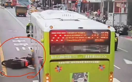 違規迴轉「公車專用道」被撞倒 鬼切騎士險魂斷輪下畫面曝光