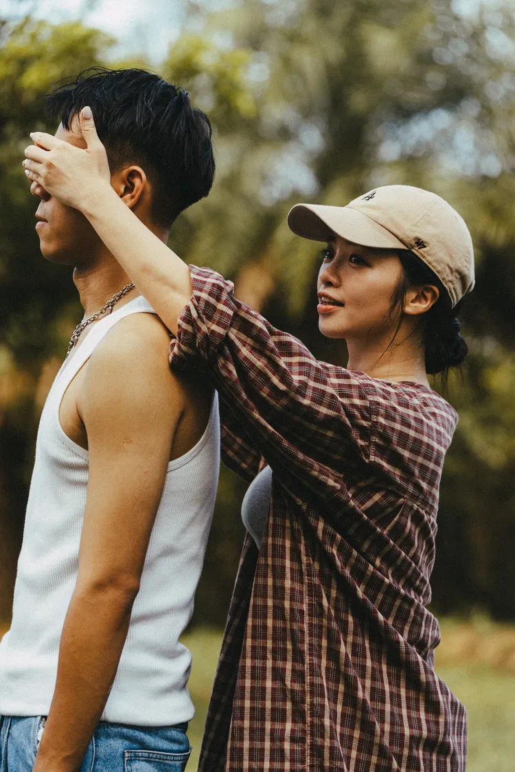 「樂天啦啦隊」正妹成員曲羿跟扮演渣男的演員甜蜜互動。海王星影業提供