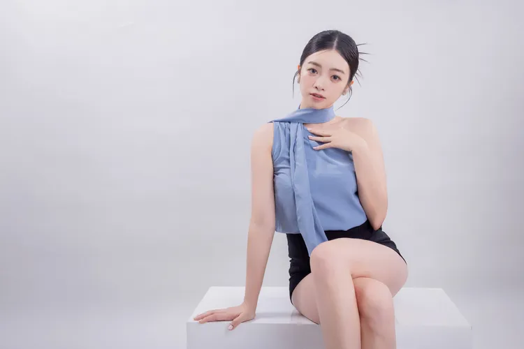 「樂天啦啦隊」正妹成員曲羿推出新單曲《值不值得》。海王星影業提供