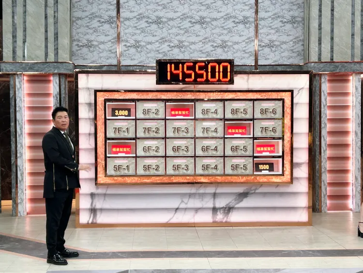 《星攻略》史上第一次連開4帳單， 曾國城嚇到拿手機拍照。東森綜合提供