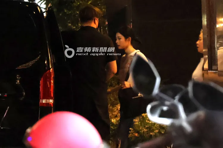 晚間8點，詹子萱換回台灣世界展望會衣服，跟張鈞甯步出家門上車。特勤中心攝