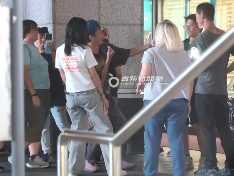 張鈞甯跟粉絲開心合照。特勤中心攝