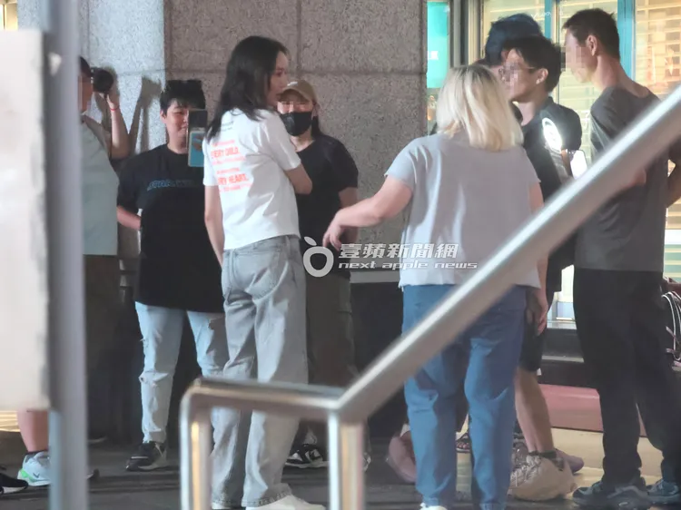 張鈞甯被粉絲包圍，準備走進飛碟電台大樓工作。特勤中心攝