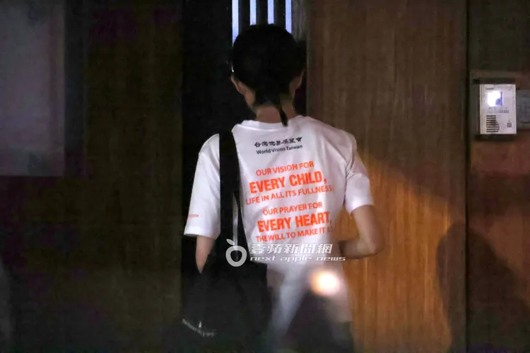 詹子萱背著隨身行李走進攝影工作室。特勤中心攝