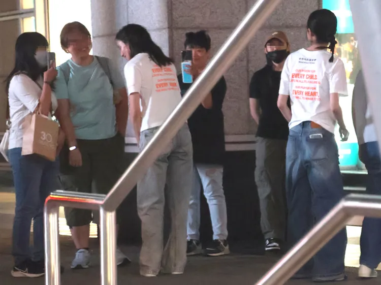 張鈞甯和粉絲點頭寒暄。特勤中心攝