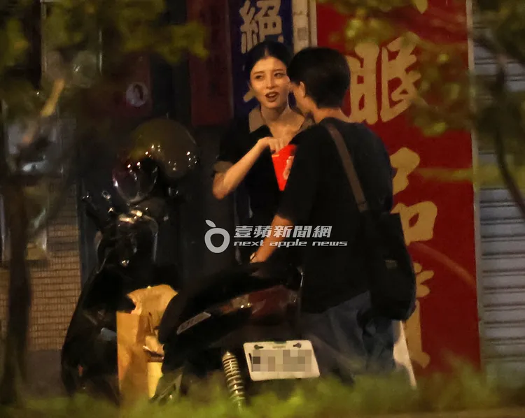 詹子萱（左）邊嗑薯條跟友人聊天笑開懷。特勤中心攝