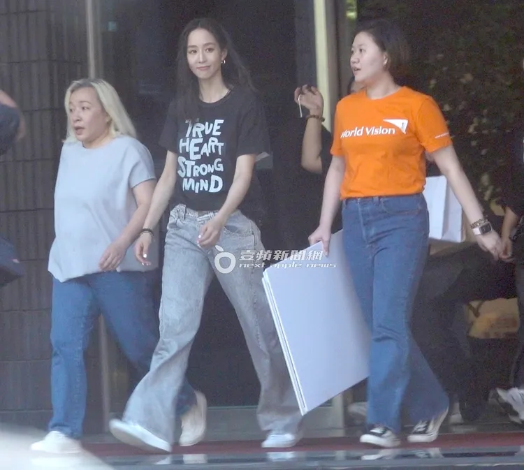 張鈞甯（中）換上川久保玲設計的「TRUE HEART STRONG MIND」上衣，價格約6000多元。特勤中心攝