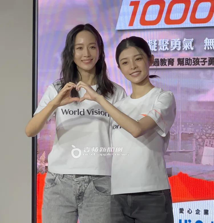 張鈞甯（左）帶領新生代演員詹子萱，出席台灣世界展望會資助1000女孩公益活動。特勤中心攝