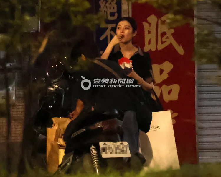 詹子萱（右）將薯條一根一根往嘴裡送。特勤中心攝