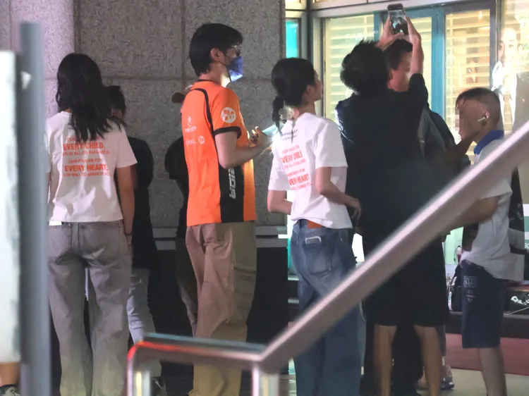 詹子萱在一旁和男粉絲自拍合照。特勤中心攝