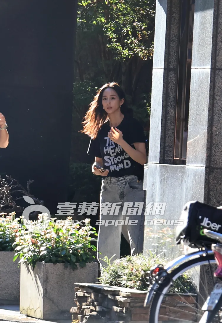 張鈞甯下車後，走到一旁等候行李。特勤中心攝