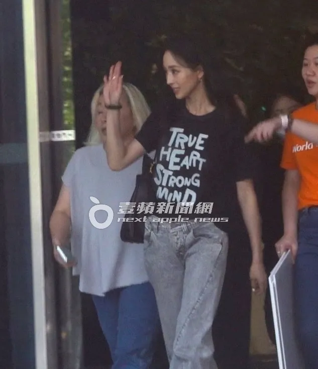 張鈞甯（中）換裝步出商辦大樓，親切跟粉絲揮手道別。特勤中心攝