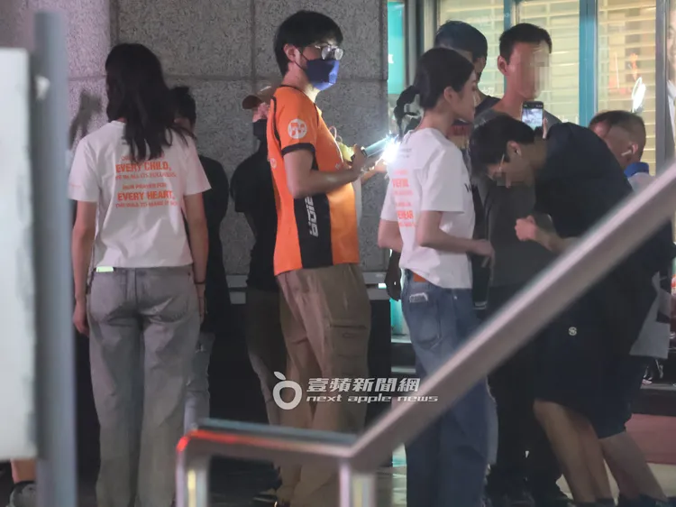 男粉絲意猶未盡。特勤中心攝
