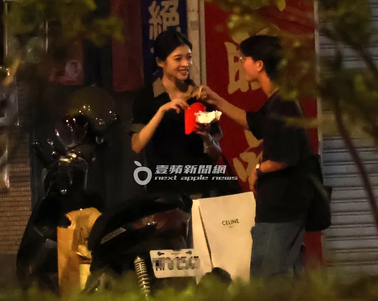 詹子萱（左）結束2個多小時工作，站在路邊跟友人分享薯條。特勤中心攝