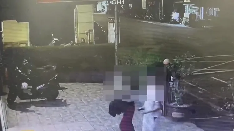 洪姓士官與友人送外套到派出所給友人。民眾提供