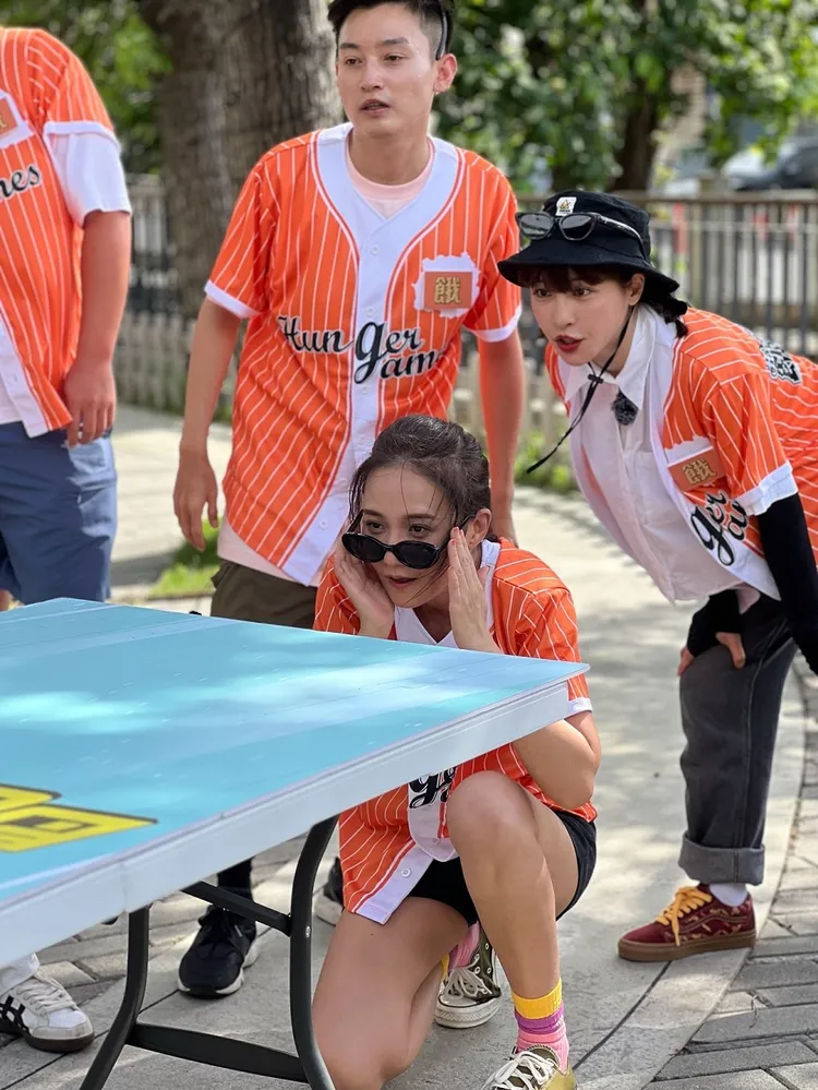 Eason（左）和何妤玟（右）在節目中互撂狠話。中視提供