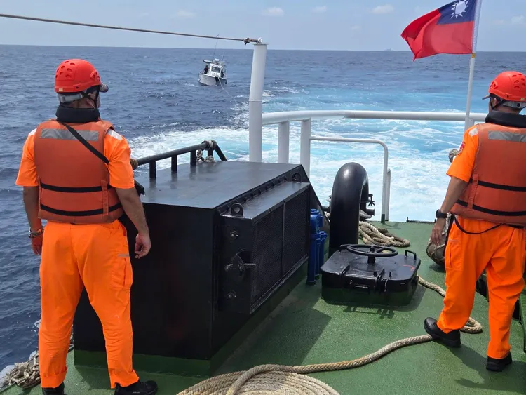 海巡署派遣海巡艇救援。翻攝畫面