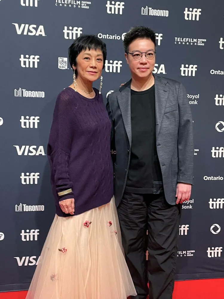 《女兒的女兒》於多倫多影展世界首映，身兼監製與女主角的張艾嘉（左）與導演黃熙（右）一起站上紅毯。東昊提供