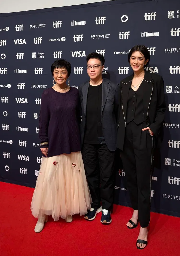 飾演叛逆女兒的劉奕兒（右二）也是第一次觀賞全片，感性表示必須跟張艾嘉（左2）保持距離，以免靠近就爆哭。東昊提供