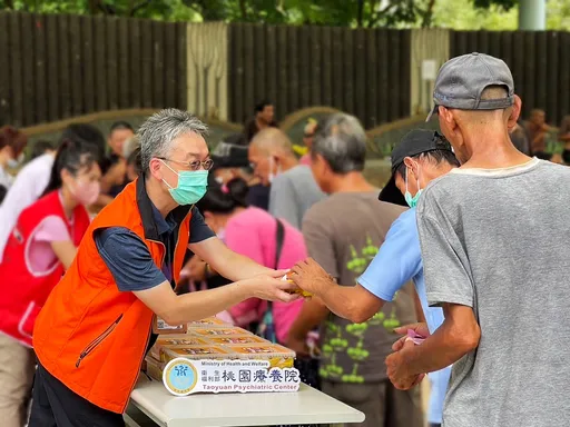 攜手社福中秋送暖 桃療關懷街友身心健康