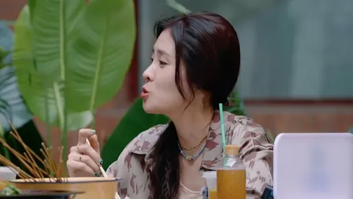 女歌手癖好「喜歡在廁所吃飯」 揭閨蜜趙麗穎也愛睡她家廁所