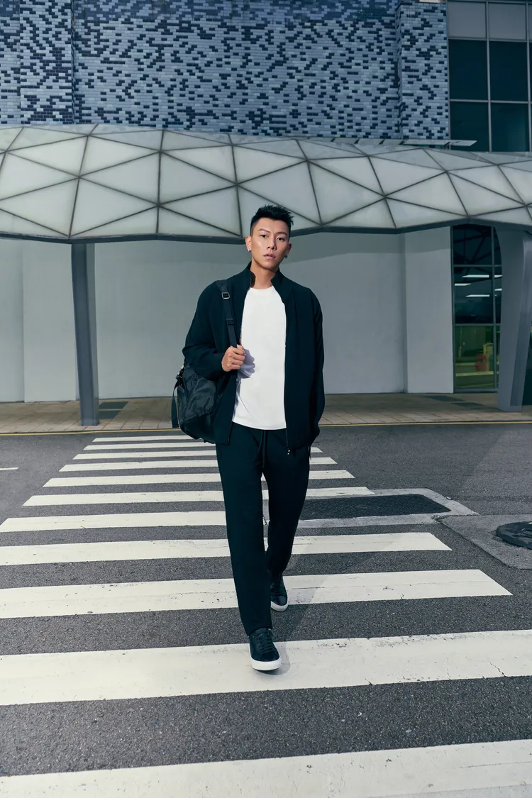 瘦子搭配黑色羊毛混棉針織外套、白色T恤、棉質長褲。品牌提供