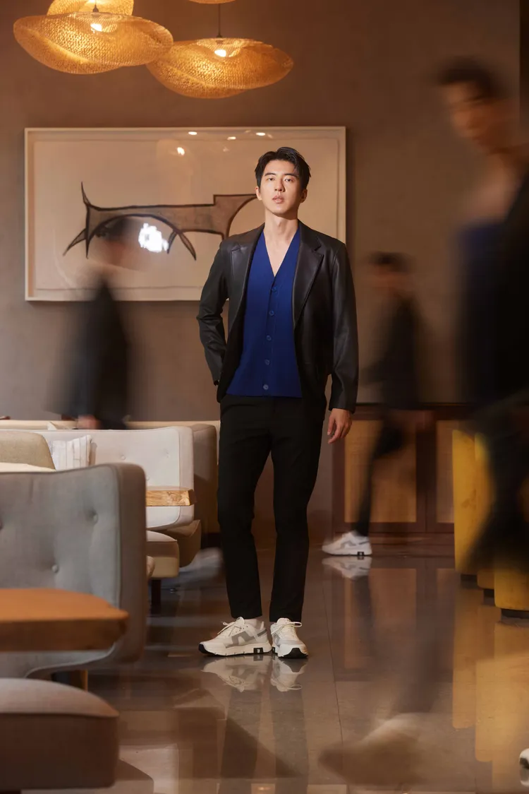 傅孟柏身著小羊皮合身獵裝2萬7980元、極輕透氣針織背心5980元、JL Vent 500 全方位球鞋7980元。品牌提供