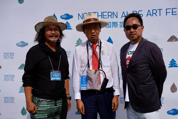 台灣藝術家游文富、藝術總監北川富朗、駐日台文化中心主任曾鈐龍（左起）合影。文化部提供