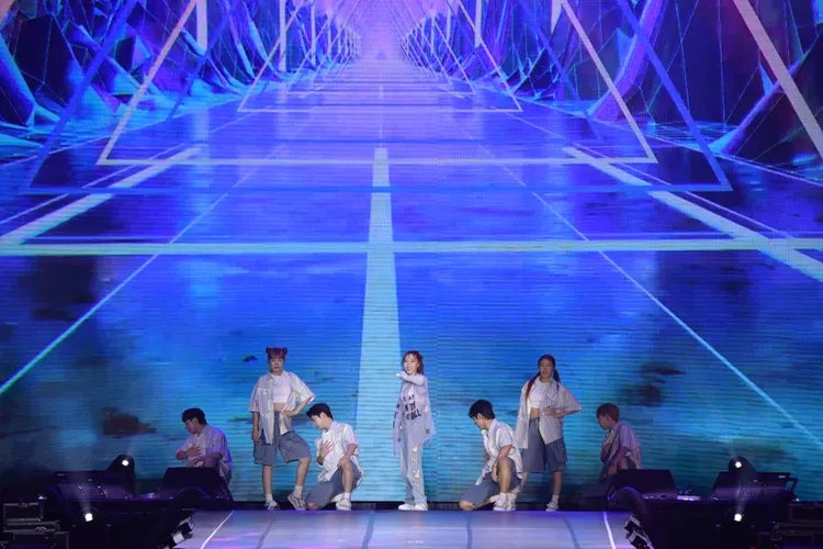 玟星追星成功，看到粉絲講她與偶像太妍的節目截圖做成海報害羞不已。讀者提供