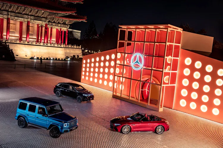 《111% Mercedes-Benz》特展醒目橘色建築物正面為半透明的格柵搭配兩側立體圓洞牆體，入口處則以鑰匙孔為意象。業者提供
