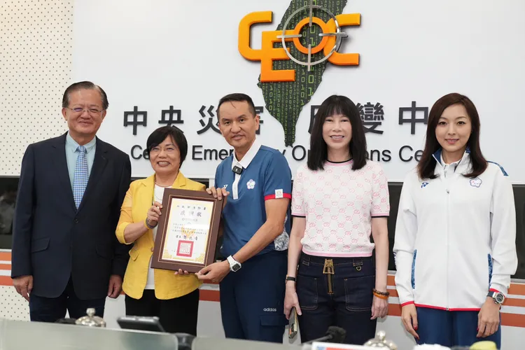 內政部長劉世芳頒發感謝狀給常如山。彭欣偉攝